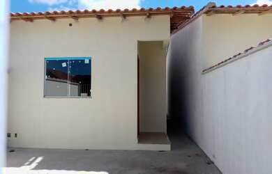 Imagem: A casa possui 2 Dormitórios, 1 Banheiro, 2 Vagas na garagem