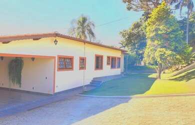 Imagem: A casa possui 3 Dormitórios, 4 Banheiros, 5 Vagas na garagem