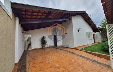 Imagem: A casa possui 3 Dormitórios, 3 Banheiros, 4 Vagas na garagem