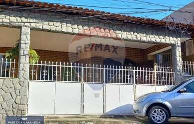 Imagem: A casa possui 5 Dormitórios, 3 Banheiros, 2 Vagas na garagem