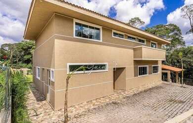 Imagem: A casa possui 3 Dormitórios, 3 Banheiros, 5 Vagas na garagem