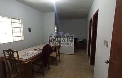 Imagem: A casa possui 3 Dormitórios, 1 Banheiro, 2 Vagas na garagem