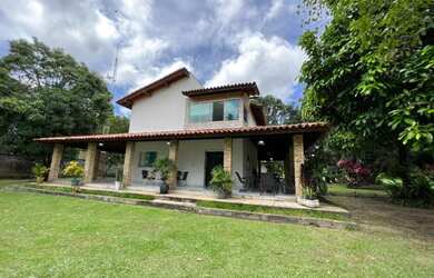 Imagem: A casa possui 5 Dormitórios, 5 Banheiros, 4 Vagas na garagem