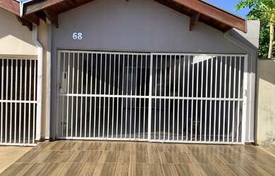 Imagem: A casa possui 2 Dormitórios, 1 Banheiro, 2 Vagas na garagem