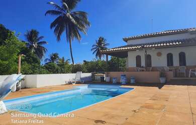 Imagem: A casa possui 4 Dormitórios, 2 Banheiros, 5 Vagas na garagem