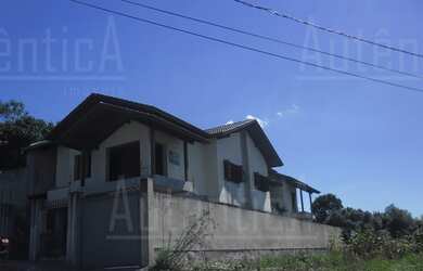 Imagem: A casa possui 4 Dormitórios, 4 Banheiros, 4 Vagas na garagem