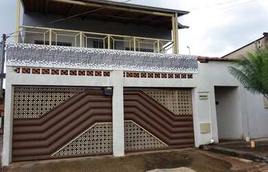 Imagem: A casa possui 3 Dormitórios, 3 Banheiros, 2 Vagas na garagem