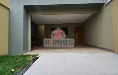 Imagem: A casa possui 3 Dormitórios, 2 Banheiros, 3 Vagas na garagem