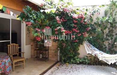 Imagem: A casa possui 3 Dormitórios, 3 Banheiros, 2 Vagas na garagem