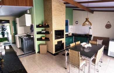 Imagem: A casa possui 3 Dormitórios, 3 Banheiros, 4 Vagas na garagem