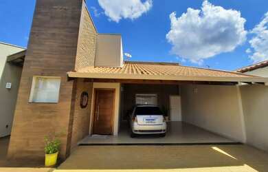 Imagem: A casa possui 3 Dormitórios, 3 Banheiros, 4 Vagas na garagem