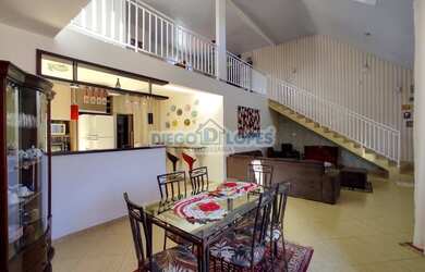 Imagem: A casa possui 3 Dormitórios, 2 Banheiros, 2 Vagas na garagem