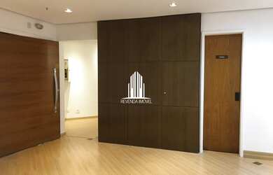 Imagem: O depósito possui 5 Vagas na garagem, 120m² de Área e está