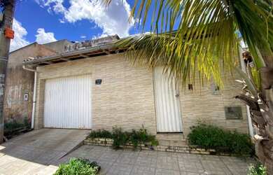 Imagem: A casa possui 3 Dormitórios, 2 Banheiros, 5 Vagas na garagem