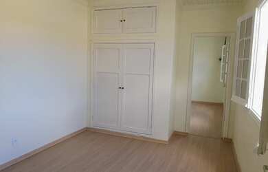 Imagem: A casa possui 4 Dormitórios, 3 Banheiros, 1 Vaga na garagem