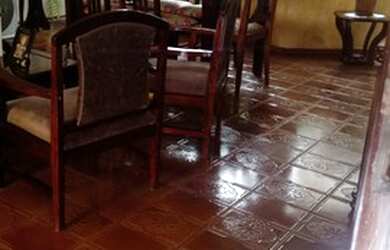 Imagem: A casa possui 3 Dormitórios, 3 Banheiros, 2 Vagas na garagem