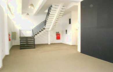 Imagem: O depósito possui 4 Vagas na garagem, 2.300m² de Área e