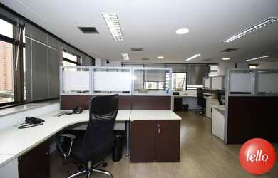 Imagem: O depósito possui 4 Vagas na garagem e 327m² de Área e está