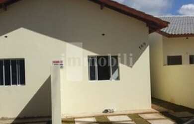 Imagem: A casa possui 2 Dormitórios, 1 Banheiro, 2 Vagas na garagem