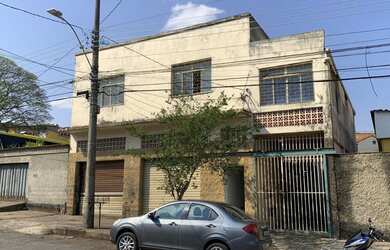 Imagem: A casa possui 3 Dormitórios, 2 Banheiros, 5 Vagas na garagem