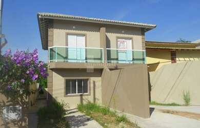 Imagem: A casa possui 2 Dormitórios, 2 Banheiros, 2 Vagas na garagem