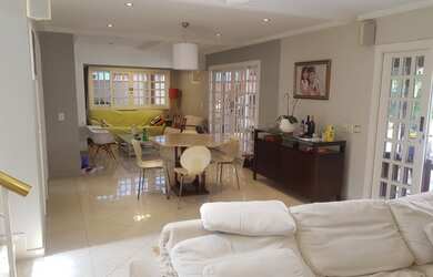 Imagem: A casa em condomínio possui 5 Dormitórios, 3 Banheiros, 2