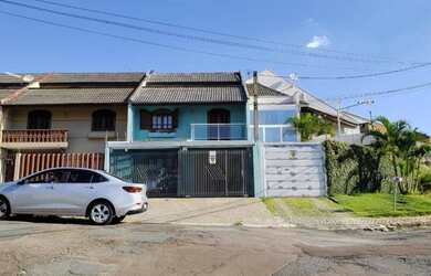 Imagem: A casa possui 3 Dormitórios, 3 Banheiros, 2 Vagas na garagem