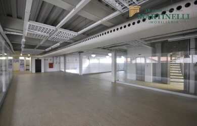 Imagem: O depósito possui 5 Vagas na garagem, 1.970m² de Área e