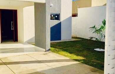 Imagem: A casa possui 3 Dormitórios, 3 Banheiros, 2 Vagas na garagem