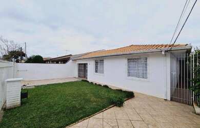 Imagem: A casa possui 4 Dormitórios, 2 Banheiros, 3 Vagas na garagem