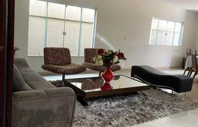 Imagem: A casa possui 4 Dormitórios, 4 Banheiros, 4 Vagas na garagem