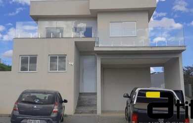 Imagem: A casa possui 4 Dormitórios, 5 Banheiros, 5 Vagas na garagem