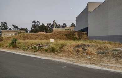 Imagem: O terreno possui 400m² de Área e está localizado em Distrito