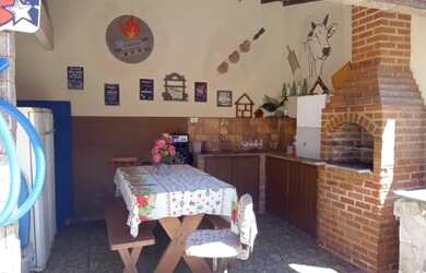 Imagem: A casa possui 3 Dormitórios, 3 Banheiros, 2 Vagas na garagem