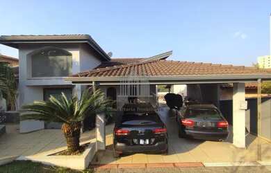 Imagem: A casa possui 3 Dormitórios, 5 Banheiros, 4 Vagas na garagem