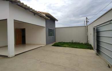 Imagem: A casa possui 3 Dormitórios, 3 Banheiros, 3 Vagas na garagem