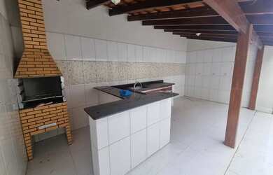 Imagem: A casa em condomínio possui 3 Dormitórios, 2 Banheiros, 2