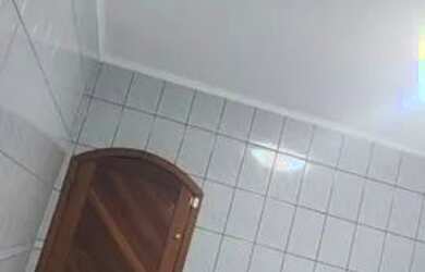 Imagem: A casa possui 3 Dormitórios, 3 Banheiros, 4 Vagas na garagem