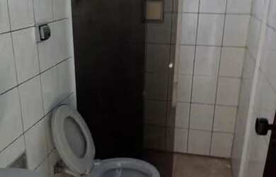 Imagem: A casa possui 1 Dormitório, 1 Banheiro, 1 Vaga na garagem e