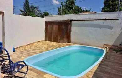 Imagem: A casa possui 3 Dormitórios, 2 Banheiros, 2 Vagas na garagem