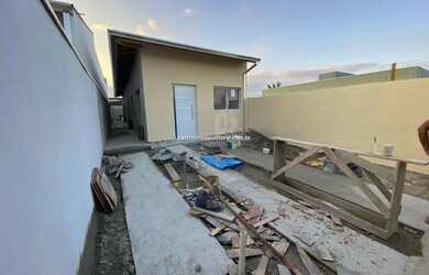 Imagem: A casa possui 2 Dormitórios, 1 Banheiro, 2 Vagas na garagem