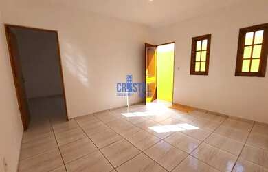 Imagem: A casa possui 1 Dormitório, 1 Banheiro, 1 Vaga na garagem