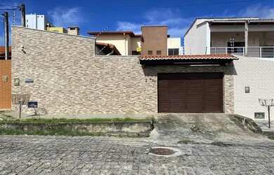 Imagem: A casa possui 4 Dormitórios, 5 Banheiros, 2 Vagas na garagem