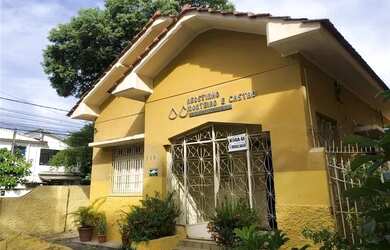 Imagem: A casa possui 5 Dormitórios, 1 Banheiro, 5 Vagas na garagem