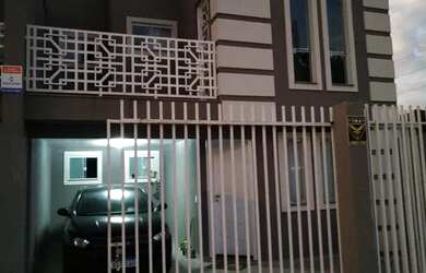 Imagem: A casa possui 3 Dormitórios, 3 Banheiros, 2 Vagas na garagem