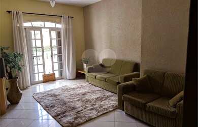 Imagem: A casa possui 3 Dormitórios, 2 Banheiros, 4 Vagas na garagem