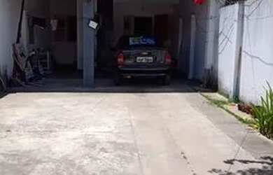 Imagem: A casa possui 3 Dormitórios, 2 Banheiros, 3 Vagas na garagem