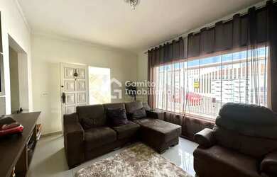 Imagem: A casa possui 3 Dormitórios, 2 Banheiros, 4 Vagas na garagem