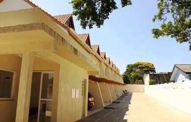 Imagem: A casa possui 3 Dormitórios, 2 Banheiros, 2 Vagas na garagem