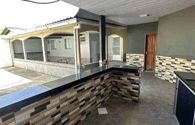 Imagem: A casa possui 3 Dormitórios, 3 Banheiros, 5 Vagas na garagem